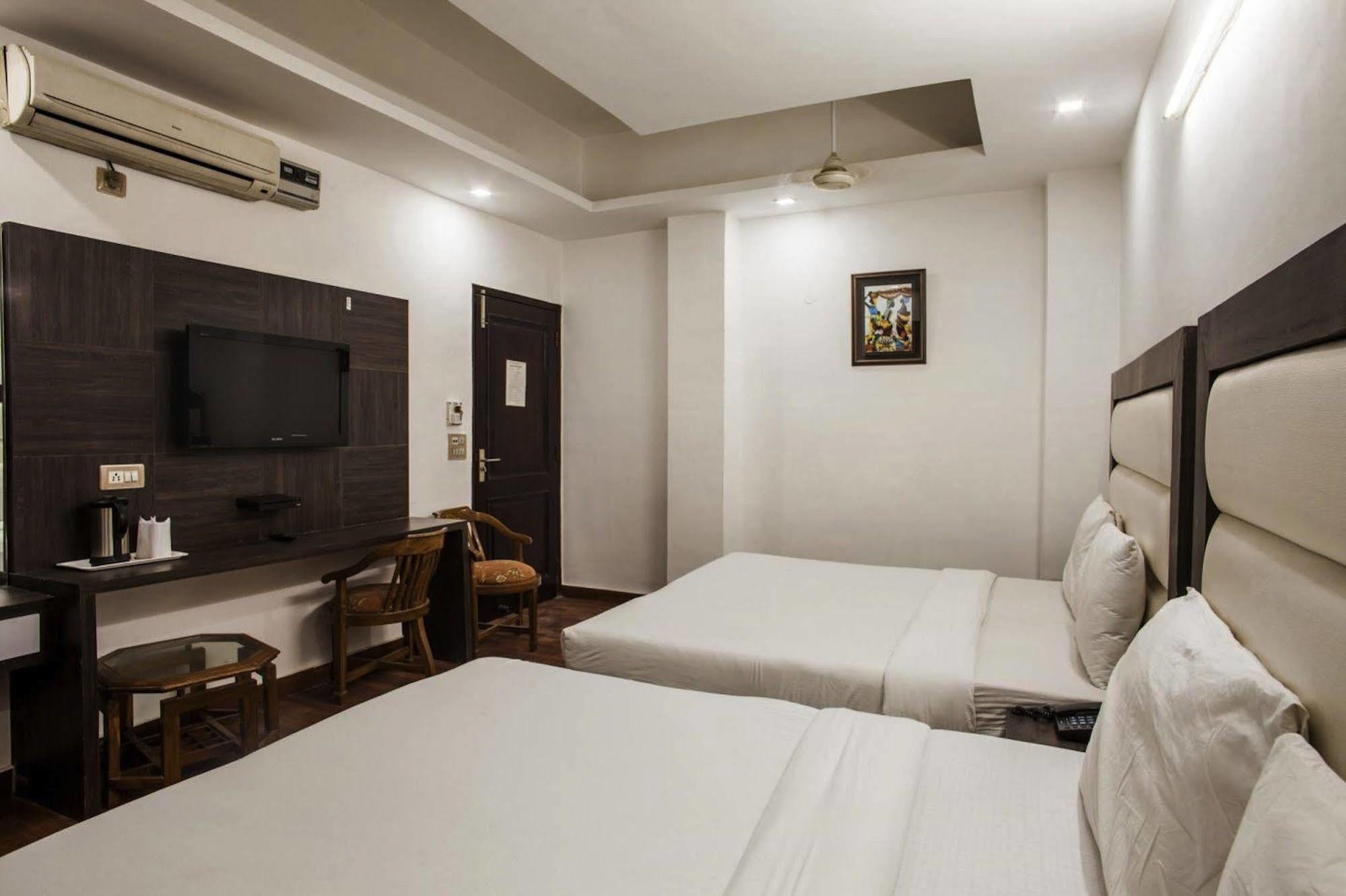 Hotel Karat 87 Inn Нью-Дели Экстерьер фото