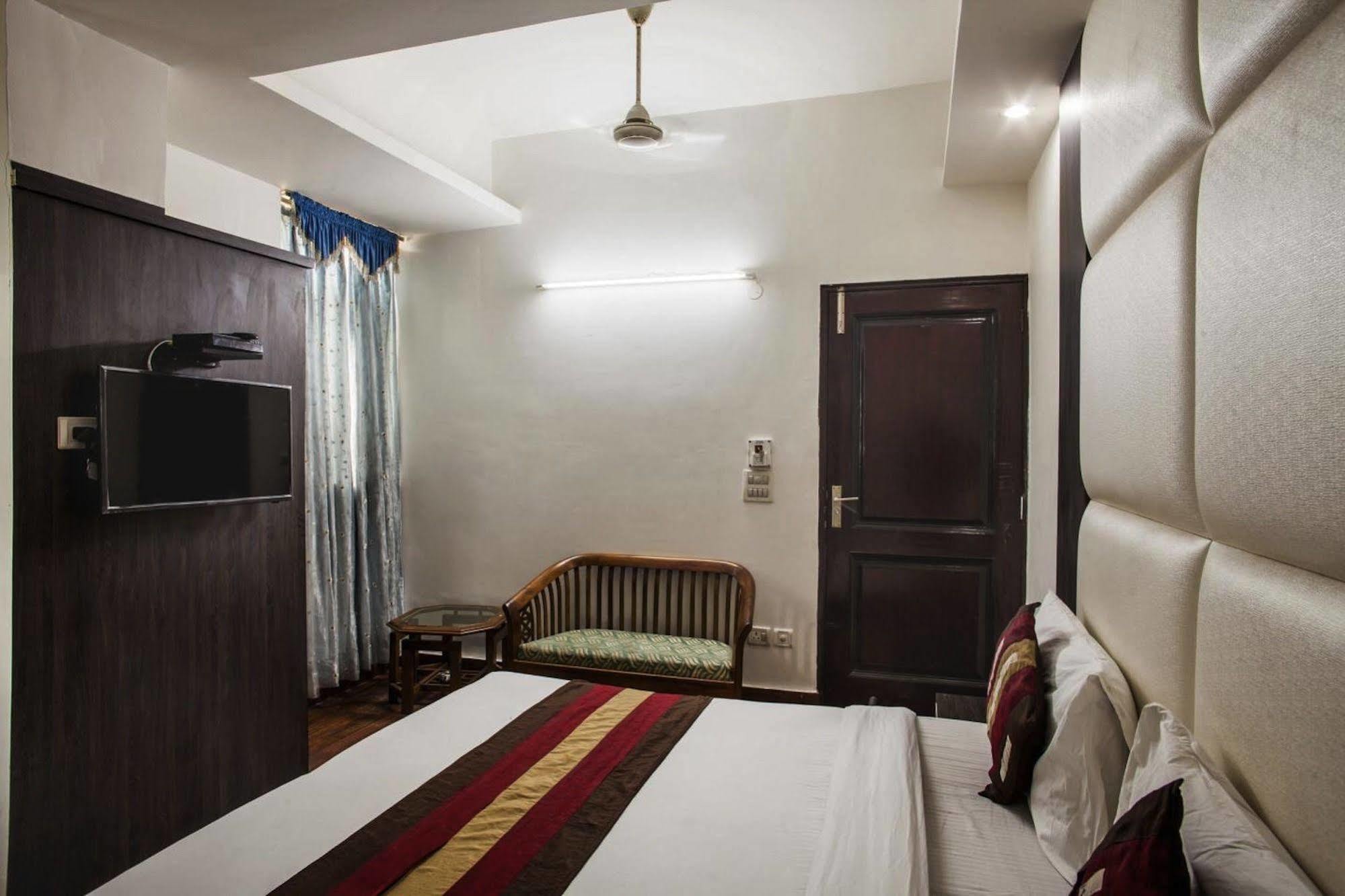 Hotel Karat 87 Inn Нью-Дели Экстерьер фото