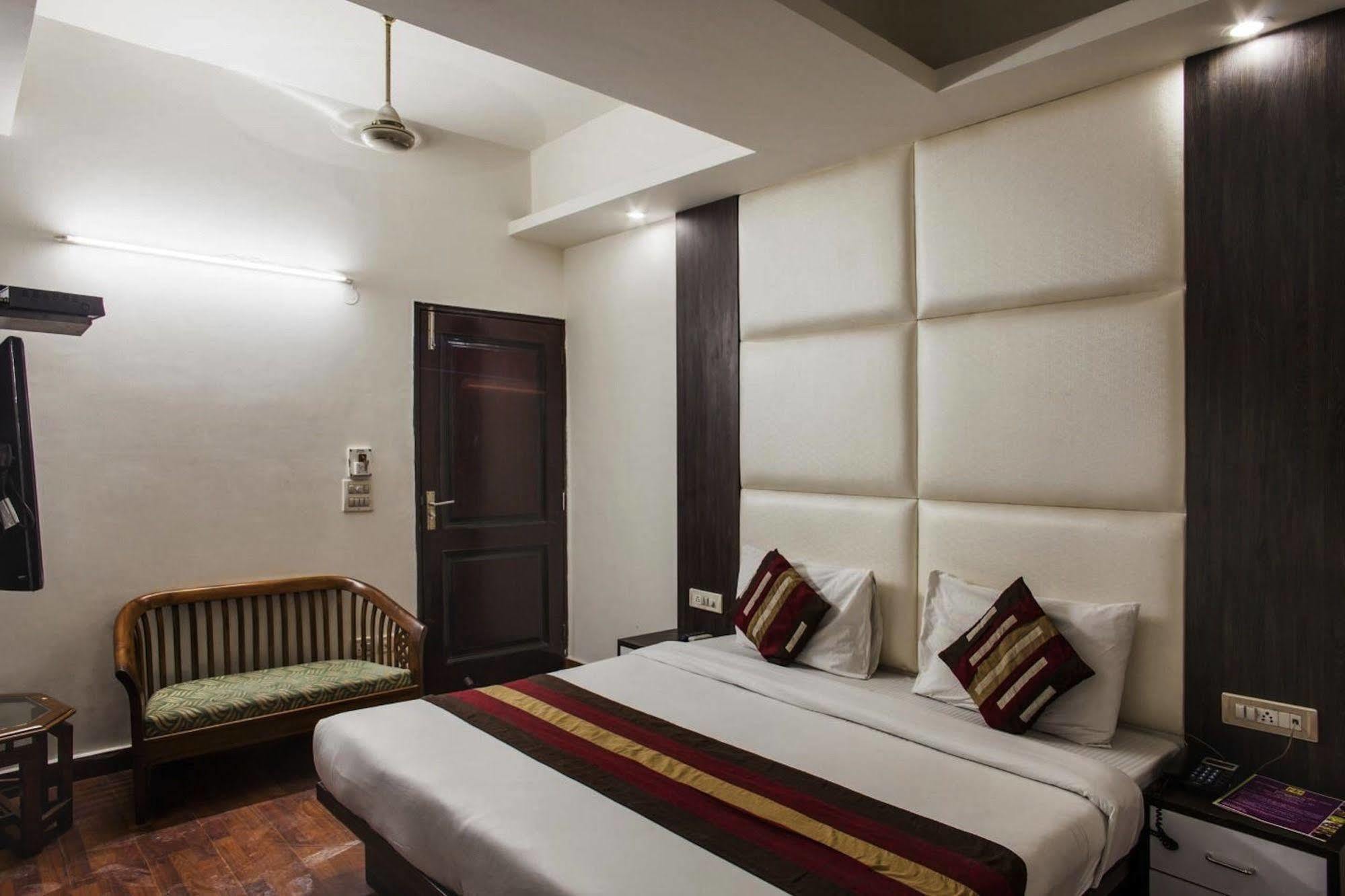 Hotel Karat 87 Inn Нью-Дели Экстерьер фото