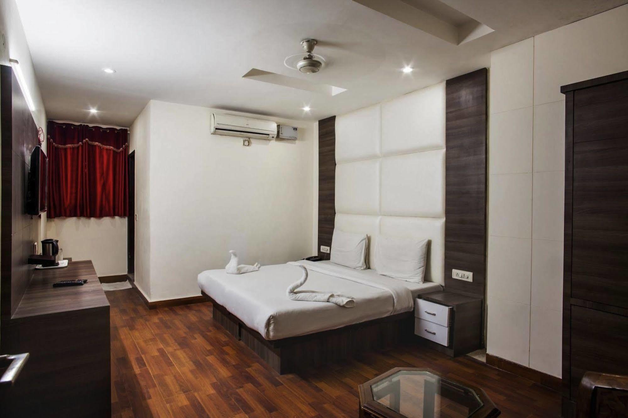 Hotel Karat 87 Inn Нью-Дели Экстерьер фото