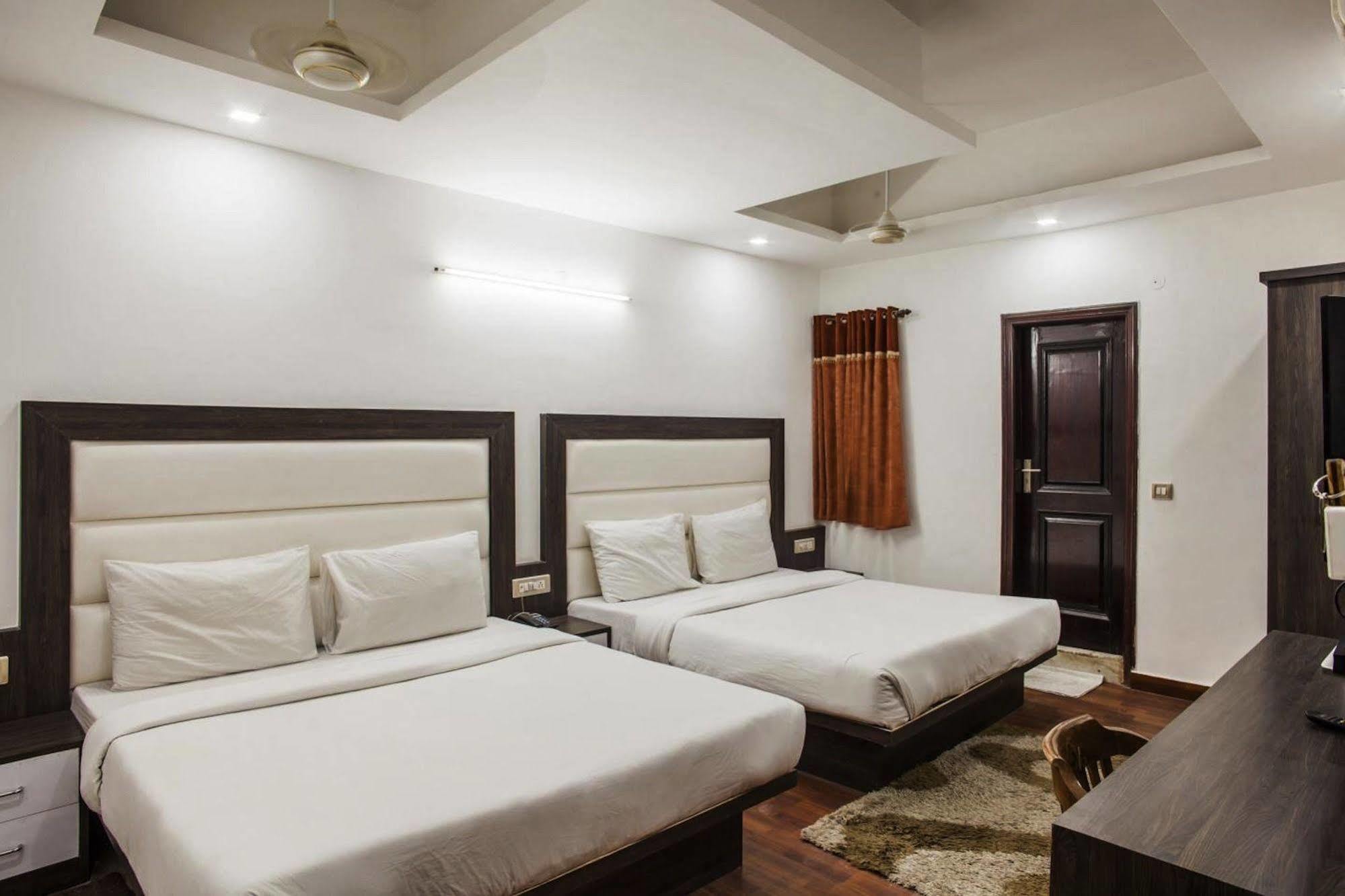 Hotel Karat 87 Inn Нью-Дели Экстерьер фото