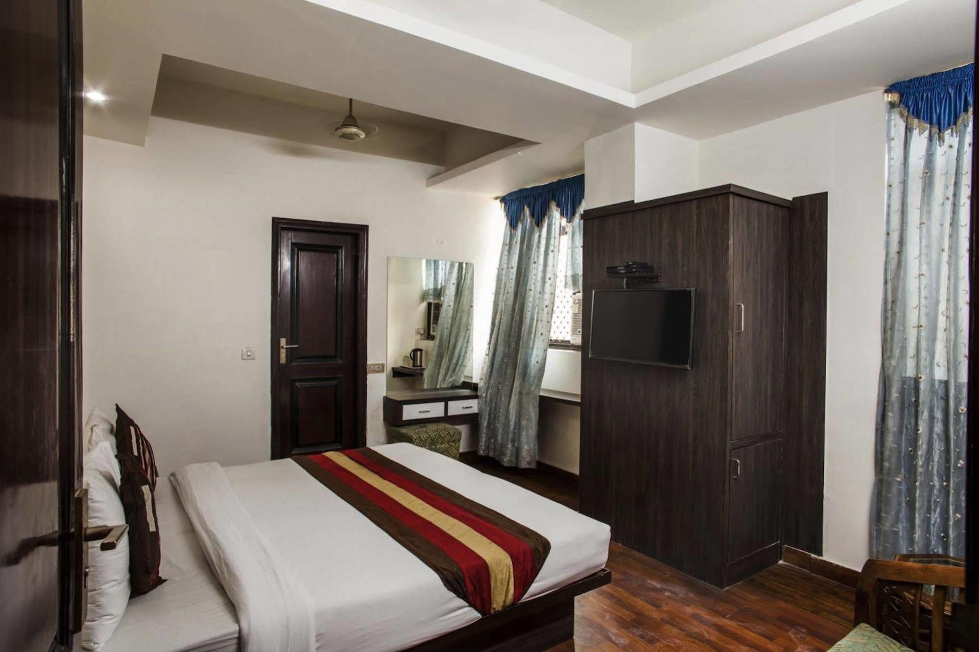 Hotel Karat 87 Inn Нью-Дели Экстерьер фото