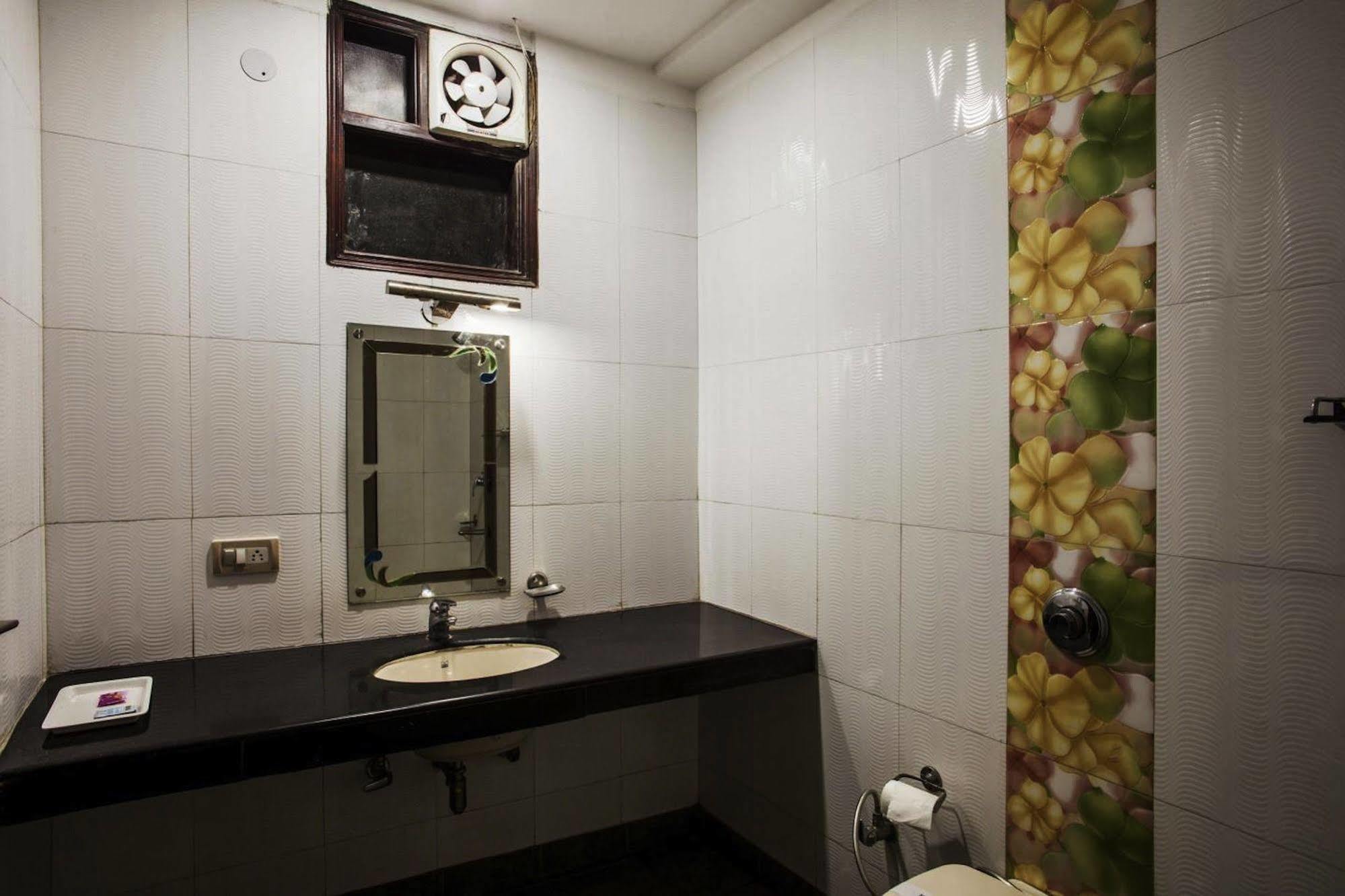 Hotel Karat 87 Inn Нью-Дели Экстерьер фото