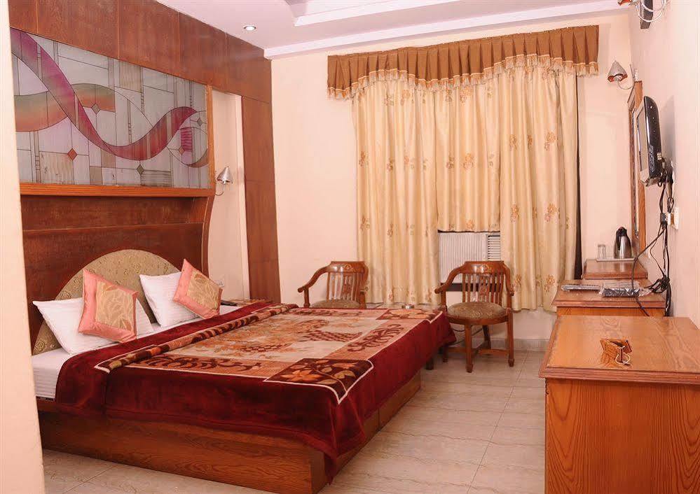 Hotel Karat 87 Inn Нью-Дели Экстерьер фото